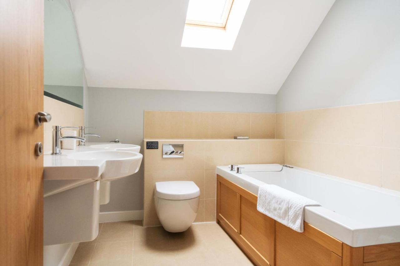 Kingfisher Hot Tub & Log Burner House On Premium Lakeside With Resort Facilities St Columb Major Zewnętrze zdjęcie